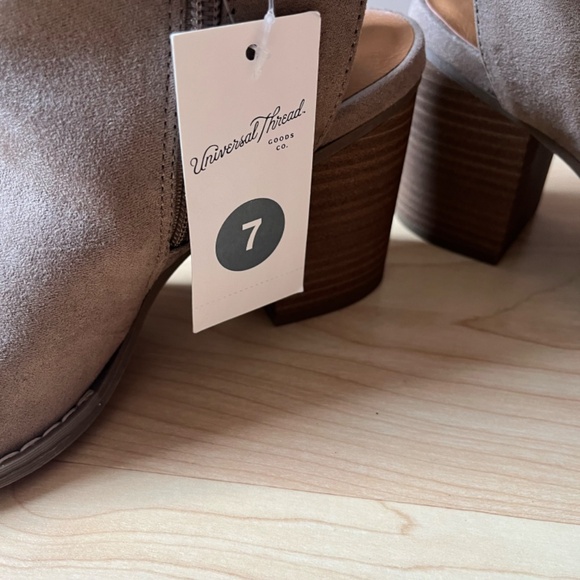 Universal Thread - Picture 2 of 4